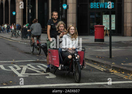 London, UK. 22nd Sept, 2019. Scenes around Tower Bridge on London car free day, with over 20KM of traffic free roads in Central London and various events and play streets for everyone to enjoy. Credit: Penelope Barritt/Alamy Live News Stock Photo