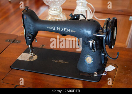 Vintage Singer foot-operated sewing machine - Davie, Florida, USA Stock Photo