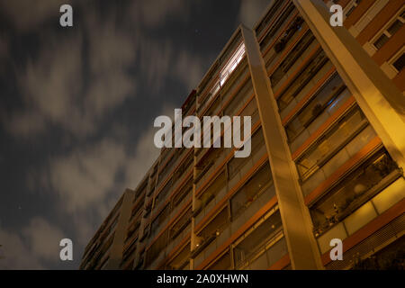 Bunte WBS 70 Fassade Hochhaus bei Nacht Hochhausfassade Balkone Stock Photo