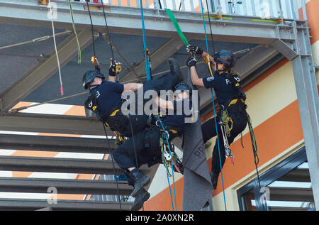 Berlin, Germany. 22nd Sep, 2019. Police altitude rescuers show their skills at the Berlin Police Open Day. Credit: Paul Zinken/dpa/Alamy Live News Stock Photo