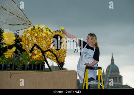 Food artist Prudence Staite and an edible Bee sculpture, created by Yeo Valley to celebrate Organic September and International Organic Day in Southbank, London. Stock Photo