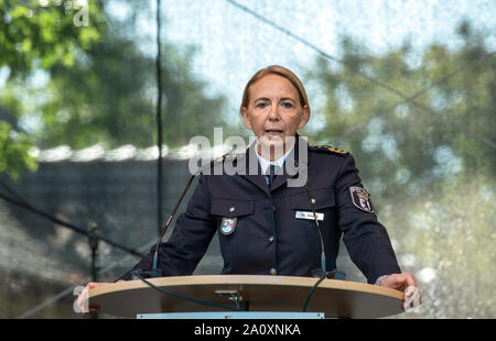 Berlin, Germany. 22nd Sep, 2019. Police Commissioner Barbara Slowik speaks to the visitors of the Berlin Police Open Day. Credit: Paul Zinken/dpa/Alamy Live News Stock Photo