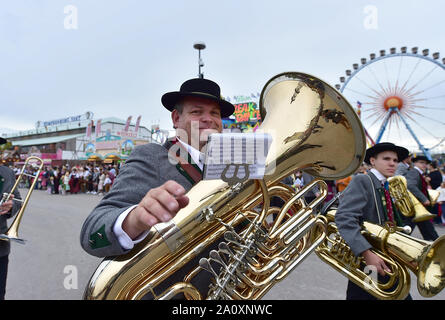 Munich, Germany. 22nd Sep, 2019. People participate in the Oktoberfest parade in Munich, Germany, Sept. 22, 2019. This year's Oktoberfest goes from Sept. 21 to Oct. 6. Credit: Lu Yang/Xinhua/Alamy Live News Stock Photo
