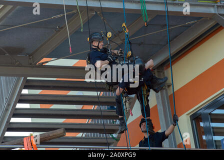 Berlin, Germany. 22nd Sep, 2019. Police altitude rescuers show their skills at the Berlin Police Open Day. Credit: Paul Zinken/dpa/Alamy Live News Stock Photo