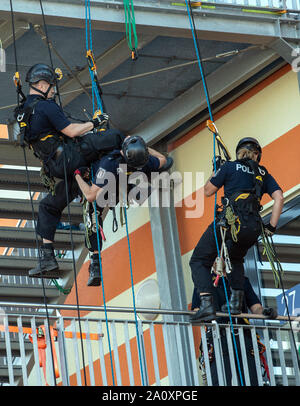 Berlin, Germany. 22nd Sep, 2019. Police altitude rescuers show their skills at the Berlin Police Open Day. Credit: Paul Zinken/dpa/Alamy Live News Stock Photo