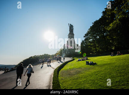 21 September 2019, Hessen, Rüdesheim: People go to the Niederwalddenkmal in bright sunshine. Photo: Andreas Arnold/dpa Stock Photo