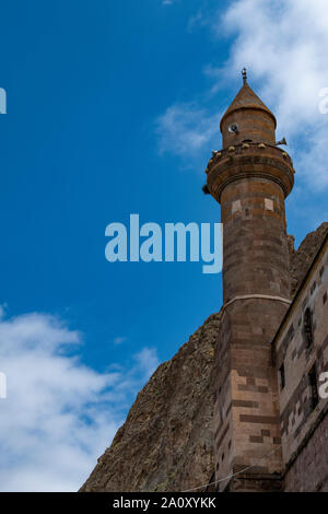 Dogubayazıt, Turkey: view of the minaret of the mosque Eski Bayezid Cami in the breathtaking valley of the Ishak Pasha Palace near the Iranian border Stock Photo