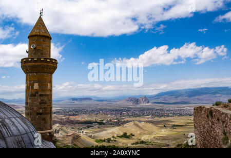 Dogubayazıt, Turkey: view of the minaret of the mosque Eski Bayezid Cami in the breathtaking valley of the Ishak Pasha Palace near the Iranian border Stock Photo