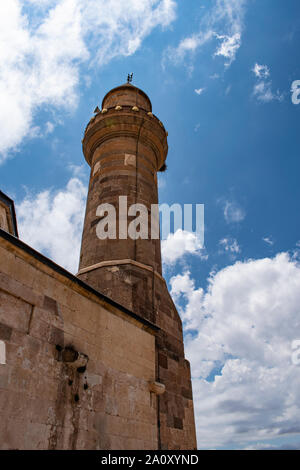 Dogubayazıt, Turkey: view of the minaret of the mosque Eski Bayezid Cami in the breathtaking valley of the Ishak Pasha Palace near the Iranian border Stock Photo