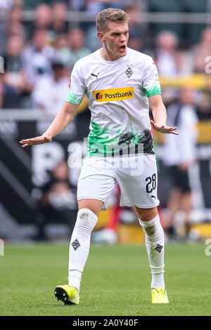 22 September 2019, North Rhine-Westphalia, Mönchengladbach: Soccer: Bundesliga, Borussia Mönchengladbach - Fortuna Düsseldorf, 5th matchday. Gladbach's Matthias Ginter reacts during the game. Photo: Marius Becker/dpa - IMPORTANT NOTE: In accordance with the requirements of the DFL Deutsche Fußball Liga or the DFB Deutscher Fußball-Bund, it is prohibited to use or have used photographs taken in the stadium and/or the match in the form of sequence images and/or video-like photo sequences. Stock Photo