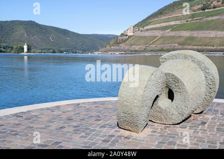 Rhein-Nahe-Eck (Rhine-Nahe-Corner) in  Bingen am Rhein, Germany with the Mäuseturm (Mouse Tower) and Ehrenfels Castle in the background. Stock Photo