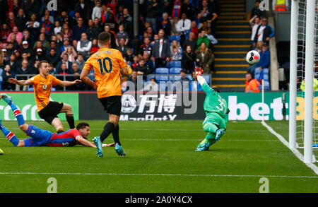 London, UK. 22nd Sept 2019.  Wolverhampton Wanderers' Diogo Jota scores his sides equalising goal to make the score 1-1 during English Premier League between Crystal Palace and Wolverhampton Wanderers at Selhurst Park Stadium, London, England on 22 September 2019 Editorial use only, licence required for commercial use. No use in Betting, games or a single club/league/player publication. Credit: Action Foto Sport/Alamy Live News Stock Photo