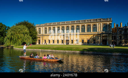 Cambridge Punting - tourists pass the Wren Library, Trinity College, University of Cambridge. It was designed by Christopher Wren, completed 1695. Stock Photo