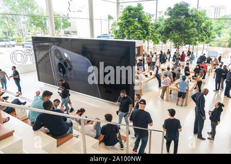 Aventura, Florida, USA - September 20, 2019: Apple store in Aventura Mall  on first day of officially started selling the iPhone 11, iPhone 11 Pro and  Stock Photo - Alamy