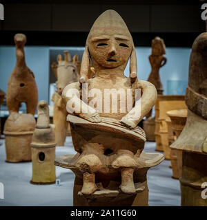 Haniwa (terracotta tomb figurine) man playing a zither, Kofun period, 6th century, Ibaraki, Japan Stock Photo