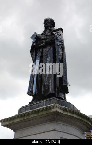 Glasgow Scotland George Square Bronze Statue of William Ewart Gladstone 1809 - 1898 Stock Photo