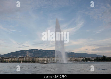 The Geneva water fountain (Le Jet d'eau) on Lake Geneva (Lac Léman) in Geneva, Switzerland, on a summer evening. Stock Photo