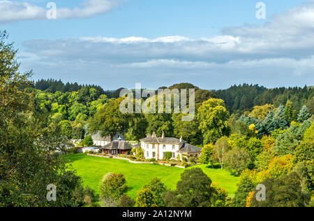 DAVA WAY WALK OR TRAIL DUNPHAIL TO DAVA MORAY SCOTLAND VIEW OF HOUSES AND EDINKILLIE CHURCH FROM THE DIVIE VIADUCT IN LATE SUMMER Stock Photo