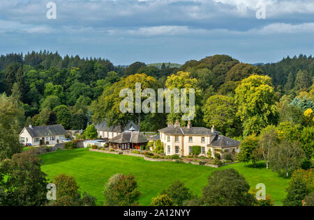 DAVA WAY WALK OR TRAIL DUNPHAIL TO DAVA MORAY SCOTLAND VIEW OF HOUSES AND EDINKILLIE CHURCH FROM THE DIVIE VIADUCT Stock Photo