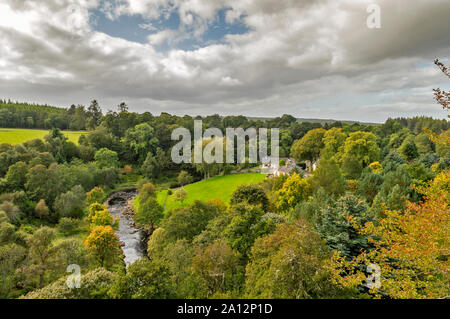 DAVA WAY WALK OR TRAIL DUNPHAIL TO DAVA MORAY SCOTLAND VIEW OF HOUSES AND RIVER DIVIE FROM THE DIVIE VIADUCT IN LATE SUMMER Stock Photo