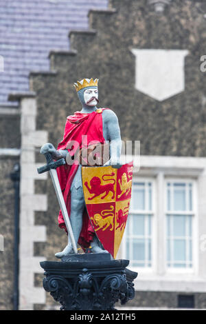 Conwy or Conway, Conwy County, Wales, United Kingdom.  Statue in  Lancaster Square of Llywelyn the Great, full name Llywelyn ap Iorwerth, c. 1172 – 12 Stock Photo