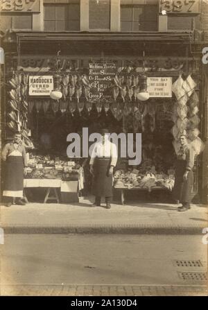 Early 1900's WW1 era photo of fishmongers, Signage 'haddocks cured on the premises'  Lavender Hill, London, U.K. 1914-1918 Stock Photo