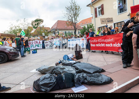 23 September 2019, Baden-Wuerttemberg, Ettlingen: Demonstrators protest in the run-up to the SPD regional conference in the Schlossgartenhalle in Ettlingen. Duos of a woman and a man are the main candidates for party chairmanship. The new SPD leadership will be determined during a survey of members in October, and the results will be known on October 26. Photo: Philipp von Ditfurth/dpa Stock Photo