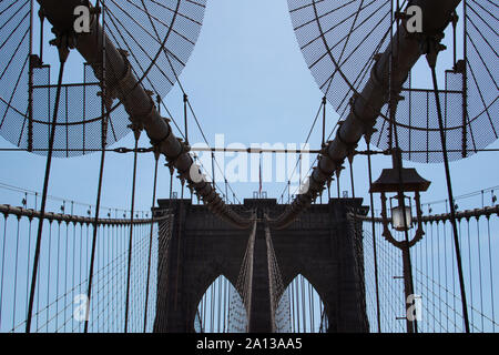 Die Stahldrähte der Brooklyn Bridge in Detailansicht Stock Photo