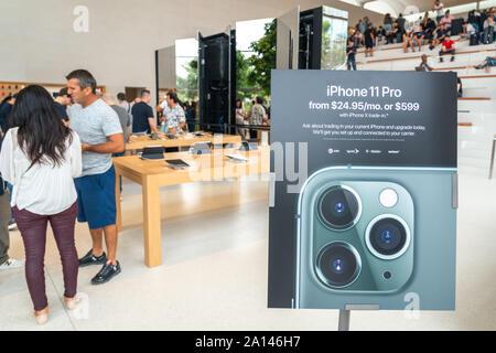 Aventura, Florida, USA - September 20, 2019: Apple store in Aventura Mall  on first day of officially started selling the iPhone 11, iPhone 11 Pro and  Stock Photo - Alamy