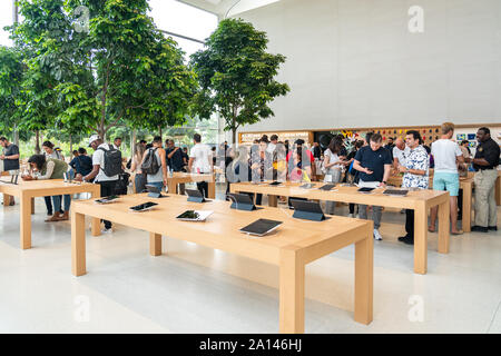 Apple Store in Aventura, Florida Editorial Photo - Image of shop, customer:  163001621