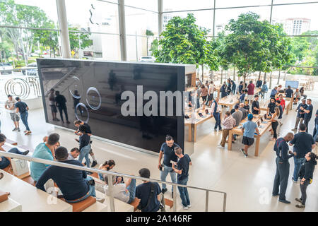 Apple Store in Aventura, Florida Editorial Photo - Image of macbook,  company: 163001826