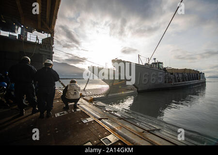 SEWARD, Alaska (September 19, 2019) – Landing Craft, Utility (LCU) 1665, assigned to Assault Craft Unit (ACU) 1, temporarily moors to the stern gate aboard the amphibious dock landing ship USS Comstock (LSD 45) as part of Arctic Expeditionary Capabilities Exercise (AECE) 2019. Approximately 3,000 U.S. Navy and Marine Corps personnel participate in AECE 2019, a joint training exercise that tests expeditionary logistical capabilities in the Arctic region and prepares joint forces to respond to crises across the Indo-Pacific. (U.S. Navy photo by Mass Communication Specialist 2nd Class Nicholas Bu Stock Photo