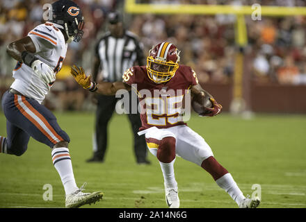 Landover, Maryland, USA. 23rd Sep, 2019. Washington Redskins running back Chris Thompson (25) tries to elude a tackle by Chicago Bears inside linebacker Roquan Smith (58) in fourth quarter action at FedEx Field in Landover, Maryland on Monday, September 23, 2019 Credit: Ron Sachs/CNP/ZUMA Wire/Alamy Live News Stock Photo