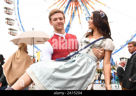 Munich, Germany. 23rd Sep, 2019. Timur Bartels, actor and his girlfriend Michelle, at the 'Wiesn-Bummel' at the Oktoberfest. Credit: Tobias Hase/dpa/Alamy Live News Stock Photo