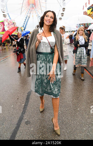 Munich, Germany. 23rd Sep, 2019. Lilly Becker, model at the 'Wiesn-Bummel' at the Oktoberfest. Credit: Tobias Hase/dpa/Alamy Live News Stock Photo