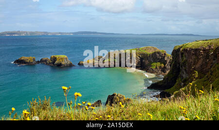 Küste Nordirland an einem Sommertag nahe Carrick-a-Rede. Wanderweg an felsiger Steilküste Stock Photo