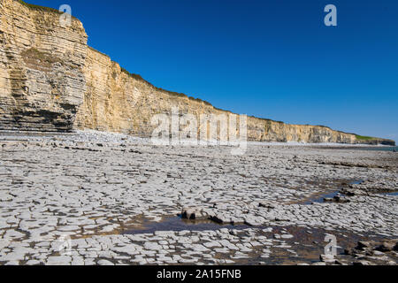 Llantwit Major beach, also known as Colhugh or Colhuw, Beach on the Glamorgan Heritage Coast, South Wales, showing the line of limestone cliffs. Stock Photo