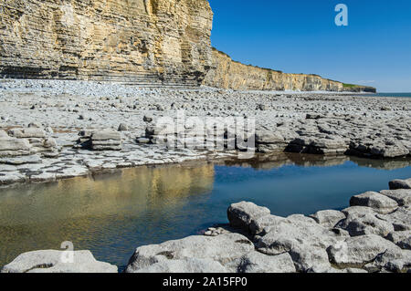 Llantwit Major beach, also known as Colhugh Beach on the Glamorgan Heritage Coast, South Wales, showing the line of limestone cliffs. Stock Photo