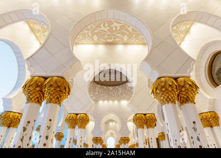 Sheikh Zayed Grand Mosque in Abu Dhabi near Dubai, United Arab EMirates Stock Photo