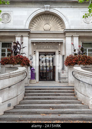 CHELMSFORD, ESSEX, UK - SEPTEMBER 14, 2018:  Entrance to the Civic Centre (Town Hall) Stock Photo