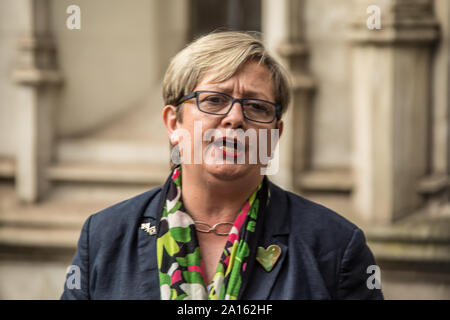 London, UK. 24th Sep, 2019. Joanna Cherry, Scottish Nationalist Party MP, addresses the media gathered outside The Supreme Court after the ruling that the Boris Johnson's Government acted unlawful in their proroguation of Parliament. Credit: David Rowe/Alamy Live News Stock Photo