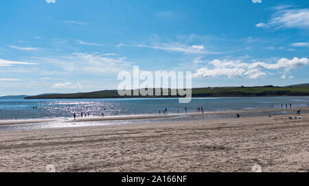 dh Scapa beach SCAPA BAY ORKNEY People on beach sunshine summer weather sun beaches Stock Photo
