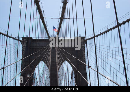 Die Stahldrähte der Brooklyn Bridge in Detailansicht Stock Photo