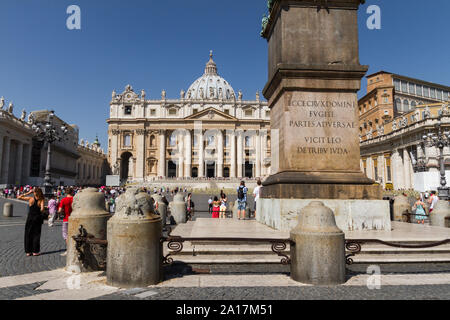 ENG: Vatican. St. Peter's Square. obelisk and tourists GER: Vatikan. Petersplatz. Obelisk und Touristen Stock Photo