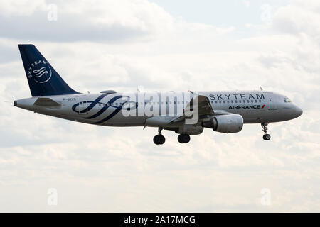 F-GKXS, 23 September 2019, Airbus A320-214-3825 in Skyteam livery landing at Paris Roissy airport at the end of the Air France AF1235 from Berlin Stock Photo