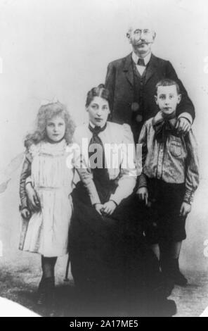 Alfred Dreyfus with wife and two children, circa 1910 - 1935 Stock Photo