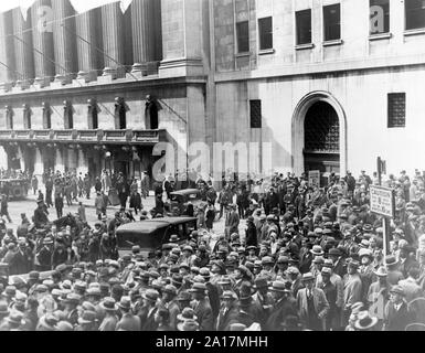 Crowd of people gather outside the New York Stock Exchange following the Crash of 1929. The Wall Street Crash of 1929, also known as te Stock Market Crash 1929 or the Great Crash, was a major stock market crash that occurred in late October 1929 Stock Photo