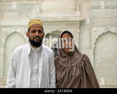 Burhanpur, India. 26th Aug, 2019. Daily life of Dawoodi Bohra Muslims in Dargah-E-Hakimi, Burhanpur Overview---Dargah-e-Hakimi, it is one of the holiest places in the state of Madhya Pradesh. It is located about 3 km from Gadhi Chowk in Burhanpur. It is very well maintained and it is constructed in pure white marble making it an outstanding example of Mughal architecture. (Photo by Amlan Biswas/Pacific Press) Credit: Pacific Press Agency/Alamy Live News Stock Photo