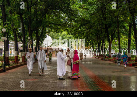 Burhanpur, India. 26th Aug, 2019. Daily life of Dawoodi Bohra Muslims in Dargah-E-Hakimi, Burhanpur Overview---Dargah-e-Hakimi, it is one of the holiest places in the state of Madhya Pradesh. It is located about 3 km from Gadhi Chowk in Burhanpur. It is very well maintained and it is constructed in pure white marble making it an outstanding example of Mughal architecture. (Photo by Amlan Biswas/Pacific Press) Credit: Pacific Press Agency/Alamy Live News Stock Photo