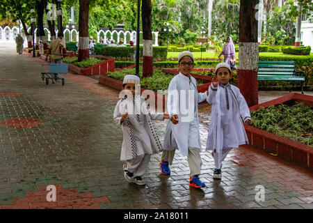 Burhanpur, India. 26th Aug, 2019. Daily life of Dawoodi Bohra Muslims in Dargah-E-Hakimi, Burhanpur Overview---Dargah-e-Hakimi, it is one of the holiest places in the state of Madhya Pradesh. It is located about 3 km from Gadhi Chowk in Burhanpur. It is very well maintained and it is constructed in pure white marble making it an outstanding example of Mughal architecture. (Photo by Amlan Biswas/Pacific Press) Credit: Pacific Press Agency/Alamy Live News Stock Photo